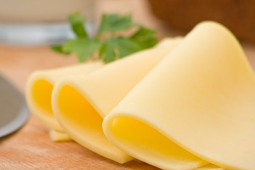 Jednym z produktów dopuszczalnych w diecie ketogenicznej jest ser żółty /123RF/PICSEL