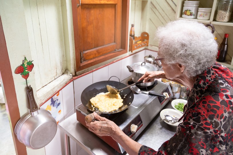 Jednym z sygnałów mówiących o rozwoju choroby Alzheimera jest zmiana zachowania w kuchni podczas przyrządzania posiłków /123RF/PICSEL