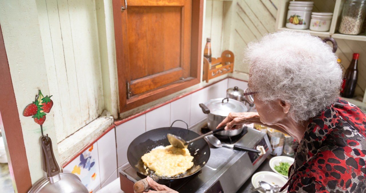 Jednym z sygnałów mówiących o rozwoju choroby Alzheimera jest zmiana zachowania w kuchni podczas przyrządzania posiłków /123RF/PICSEL