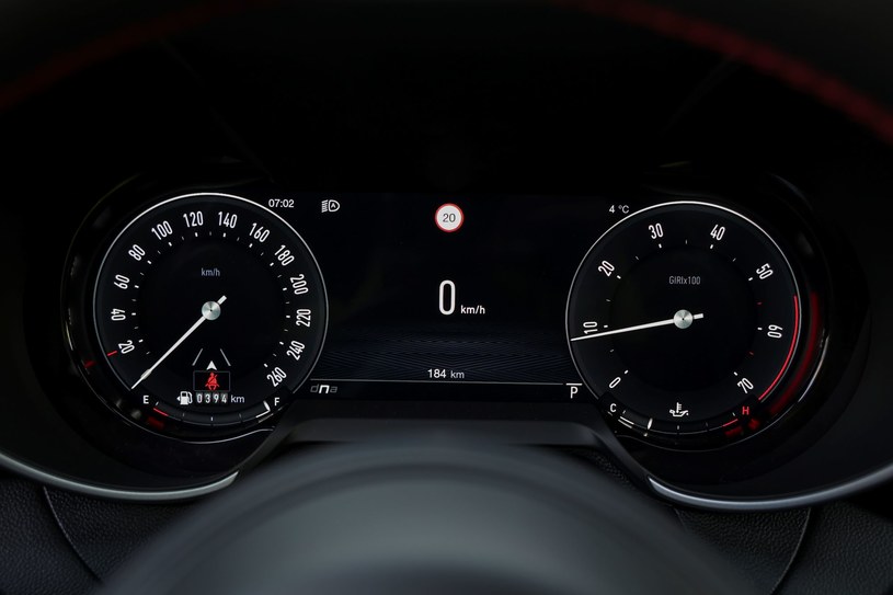 Jednym z trzech trybów wyświetlania na ekranie przed kierowcą jest Heritage. Wówczas wyświetlane są zegary inspirowane tymi z modeli Alfy z lat 60. i 70. ubiegłego wieku. /Alfa Romeo /materiały prasowe