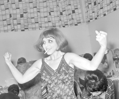 Jędrusik znana była również z niewyparzonego języka. "Klęła jak szewc. Ale słuchało się tego z przyjemnością, nie było w tym chamstwa. Gdyby mówił tak ktoś inny, byłoby to żałosne" - mówi reżyser Jerzy Gruza. "Jak mówiła 'kurwa', to było to słodkie, w takiej słodkiej wacie, jakby cukiernik dmuchał pianką na ptysia" - dodawała aktorka Krystyna Sienkiewicz.

Z kolei Andrzej Łapicki przywołuje z pamięci pewną scenę z Sali Kongresowej.

"Niesłychanie mnie bawiła. Kiedyś była jakaś próba w Sali Kongresowej. Kalina pali papierosa. Podchodzi do niej strażak, salutuje i mówi: 'Tu się nie pali'. Na co ona, nie odwracając głowy: 'Odpierdol się, strażaku'. On skonfundowany odszedł, ale po minucie, zastanowiwszy się, wrócił i mówi: 'Sama się odpierdol, stara kurwo'. Tylko że tam już nie stała Kalina, tylko Krafftówna, bo się zamieniły miejscami" - aktor wspomina niezwykle żywe poczucie humoru Jędrusik.