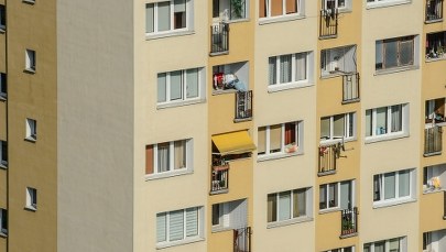 Jędrzejów: 16-miesięczne dziecko wypadło z okna. Zginęło na miejscu