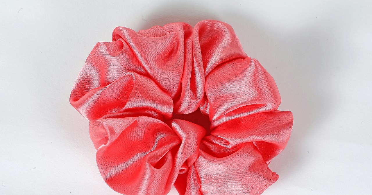 Jedwabna gumka nie niszczy włosów /Kiran More /pexels.com