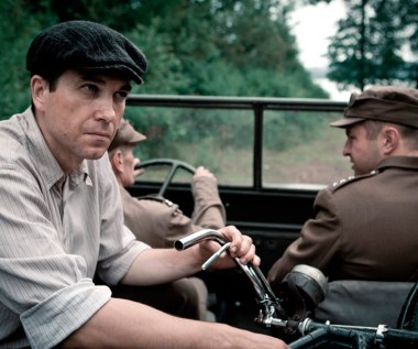 Jedyne Złote Lwy - nagrodę dla najlepszego aktora przyznawaną na Festiwalu Polskich Filmów Fabularnych w Gdyni - otrzymał Dorociński za rolę w "Róży" Wojtka Smarzowskiego. Wcielił się w postać byłego żołnierza AK, który po wojnie trafia na Mazury i dociera do wdowy po niemieckim żołnierzu, którego śmierci był świadkiem.

"Historia mnie ujęła i nie miałem żadnych zastrzeżeń co do postaci, którą miałem grać. Niektórzy mówili, że to jest zbyt kryształowa postać i że to nie jest możliwe. A ja znam ludzi, którzy przeżyli wojnę i byli tacy sami. Wierni zasadom, twardzi i mocni. Nie miałem oporów, żeby to zagrać" - opowiadał aktor.

Na planie nosił sztuczną brodę. "Przylepiona broda, którą miałem przez 6-8 godzin dziennie na planie u Wojtka Smarzowskiego, strasznie mnie drażniła - moja skóra źle znosi dosztukowany zarost. Z powodu tego dyskomfortu stawałem się aktorem milczącym, nie odzywałem się prawie do nikogo, co z kolei mogło mieć przełożenie na to, że mój bohater był raczej osobą wycofaną i introwertyczną: zgodnie ze scenariuszem wiele z historii, które przeżył, zachowywał dla siebie" - wyjaśniał Dorociński.

 