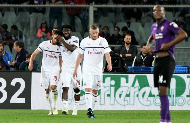 Jedynego gola w meczu Fiorentina vs Milan zdobył Turek Hakan Calhanoglu (po lewej) /Claudio Giovannini /PAP/EPA