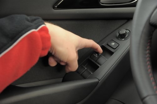 Jedynie przycisk sterowania szybą kierowcy jest podświetlany oraz zaopatrzony w funkcję „AUTO”. /Motor