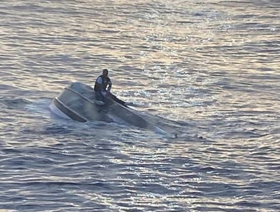 Jedyny ocalały spośród pasażerów i załogi statku, który zatonął /US Coast Guard  /PAP/EPA