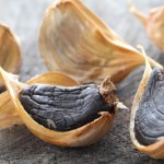 Jedz go codziennie, a organizm ci podziękuje. Czarny czosnek pomaga regulować cukier