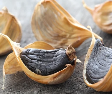 Jedz go codziennie, a organizm ci podziękuje. Czarny czosnek pomaga regulować cukier