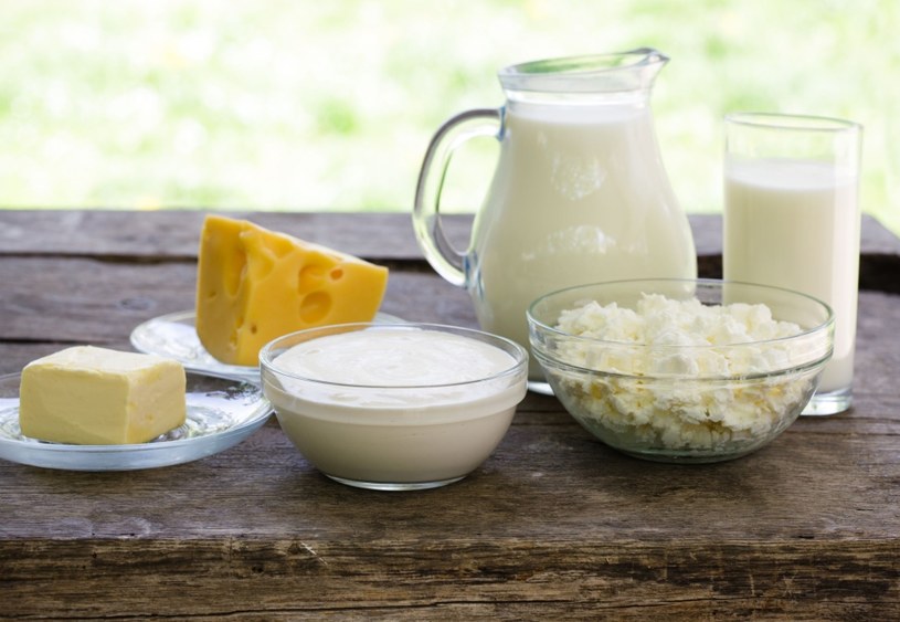 Jedz ser żółty, feta i chude twarogi, jajka, jogurty, ryby, soję, brokuły oraz produkty pełnoziarniste /123RF/PICSEL