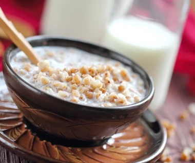 Jedz zamiast owsianki. Te płatki dodają energii, nie podnoszą cukru, chronią serce