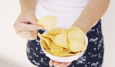Jedząc chipsy, pracujesz na lęki i depresję. Zaskakujące wyniki badań