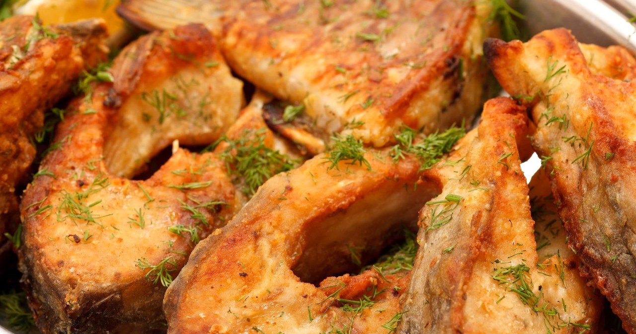 Jedząc karpia, zawsze należy zachowywać ostrożność. Zawsze może trafić się w nim bowiem drobna ość, która stwarza zagrożenie /123RF/PICSEL