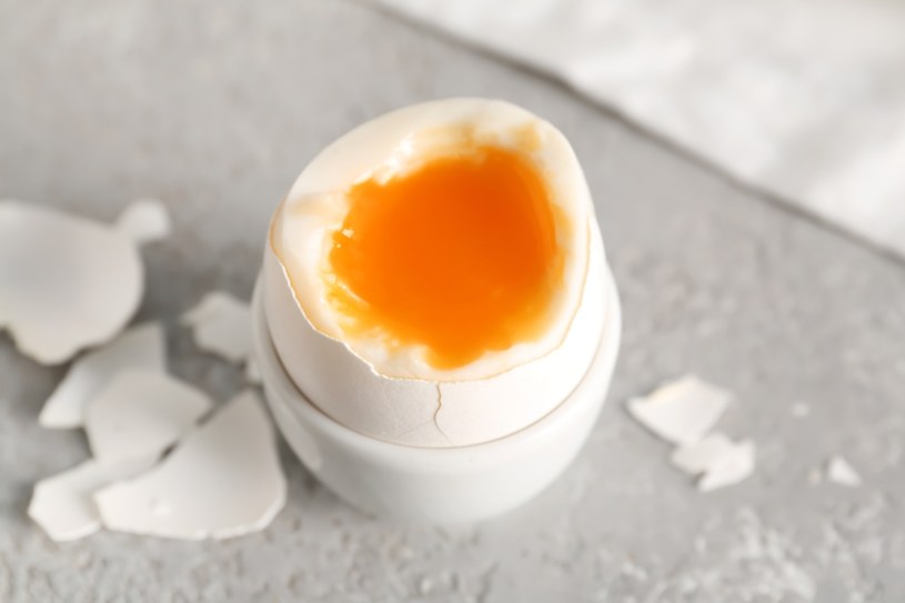 Jedząc nieprzebadane jaja z niedogotowanym żółtkiem narażamy się na zakażenie Salmonellą /123RF/PICSEL