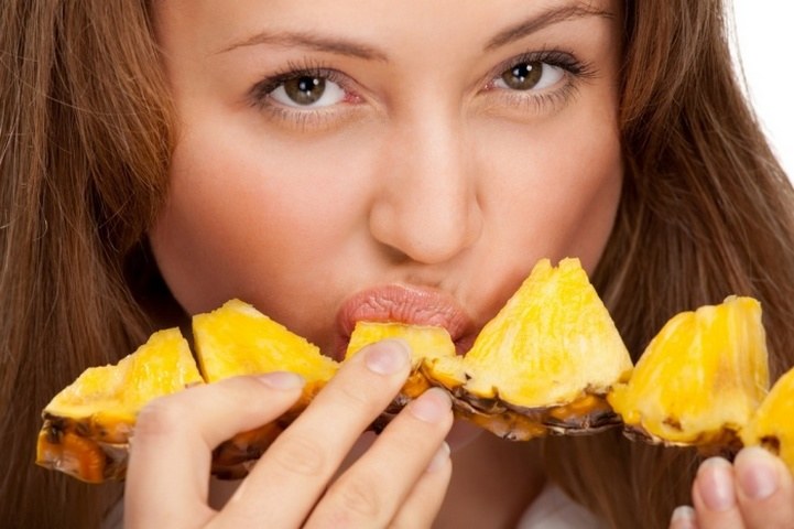 Jedzenie ananasa zalety /© Photogenica