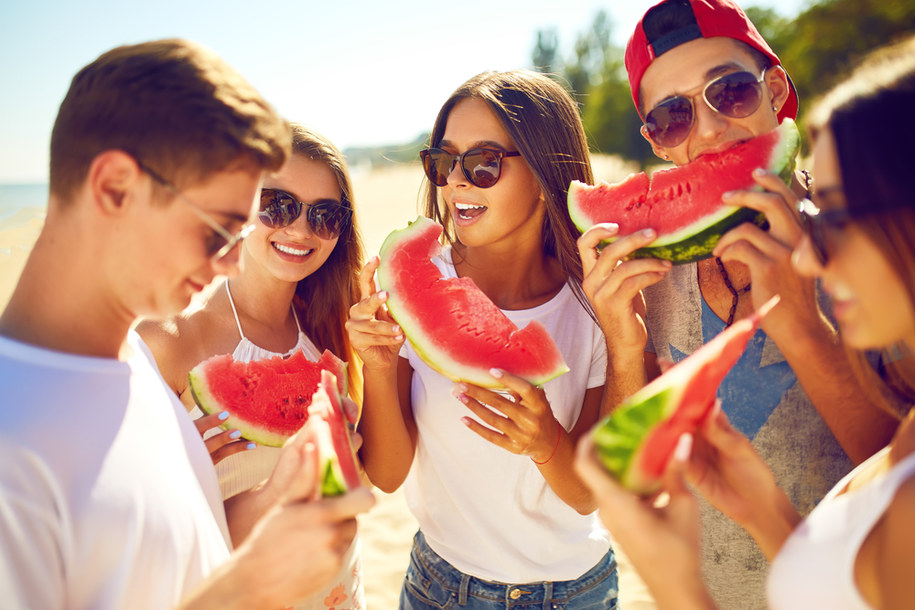 Jedzenie arbuza w czasie upałów to świetny pomysł! Owoc składa się w większości z wody. To wyjątkowo zdrowa przekąską! /Shutterstock
