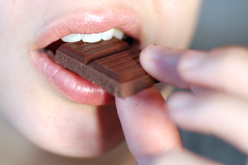 jedzenie czekolady /© Photogenica