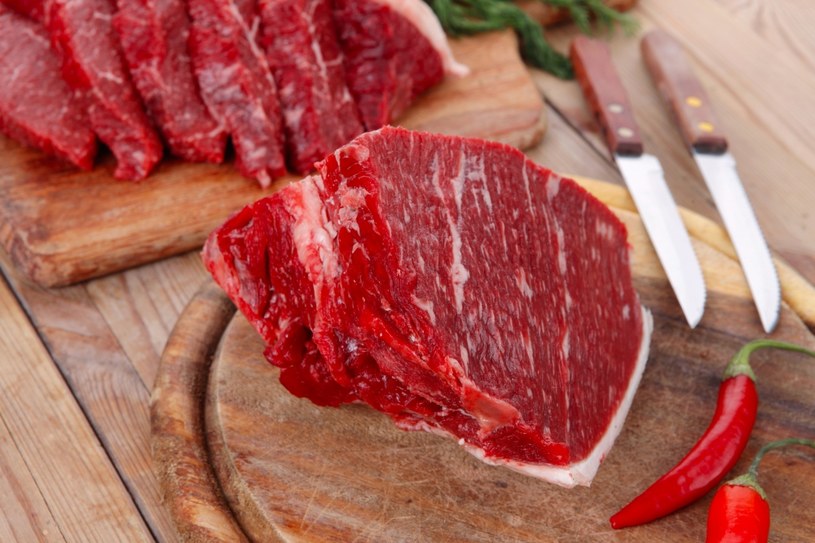 Jedzenie czerwonego mięsa naraża kobiety na raka jelita /123RF/PICSEL