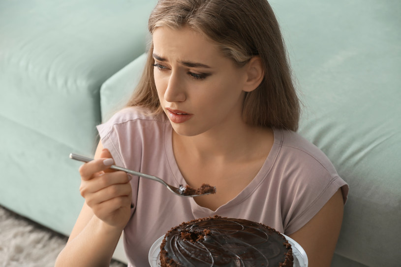 Jedzenie emocjonalne może stać się wygodną wymówką, by nie walczyć ze złymi nawykami /123RF/PICSEL