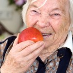 Jedzenie, które uszczęśliwia. Co jeść, aby naturalnie poprawić samopoczucie i zredukować stres? 