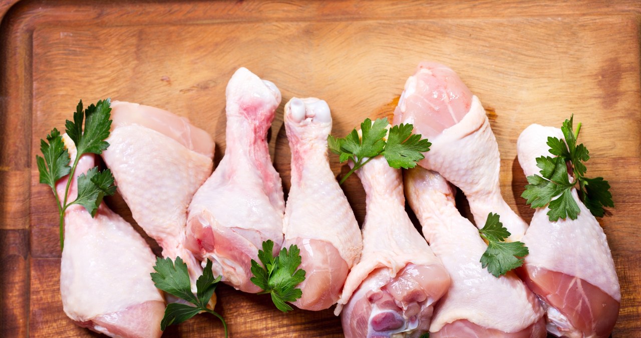 Jedzenie kurczaków także może zaszkodzić /123RF/PICSEL