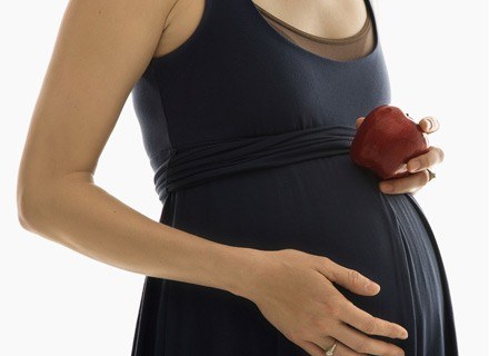 Jedzenie nie wpływa na przebieg porodu /ThetaXstock