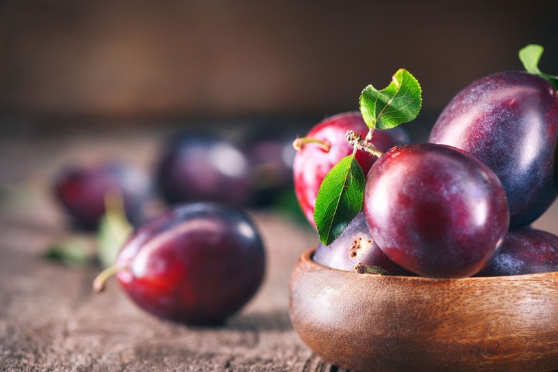 Jedzenie śliwek ( nawet tych suszonych)jest zalecane przy niedoborach  żelaza i fosforu /123RF/PICSEL