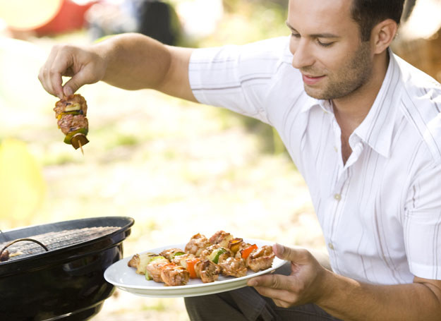 Jedzenie tradycyjnie grillowanego mięsa może być rakotwórcze