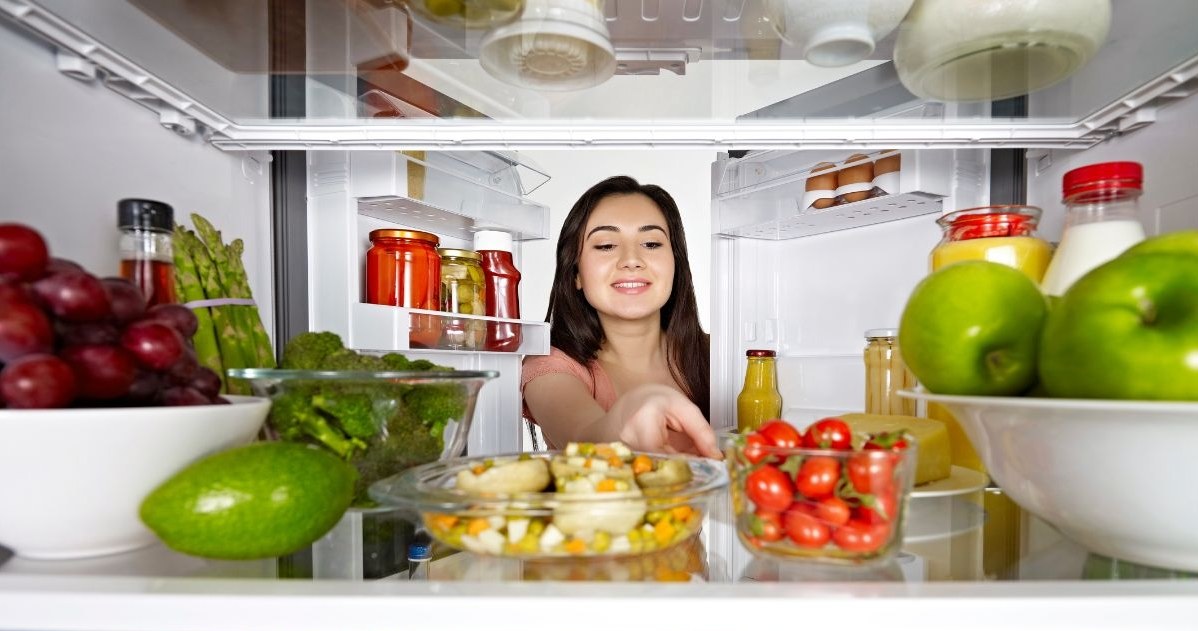 Jedzenie wieczorem jest OK, pod warunkiem, że wybierzesz zdrowe produkty /Getty Images