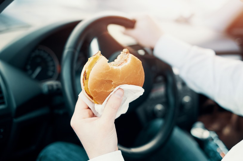 Jedzenie za kierownicą na Cyprze jest zabronione – obie ręce muszą być na kierownicy. /123RF/PICSEL