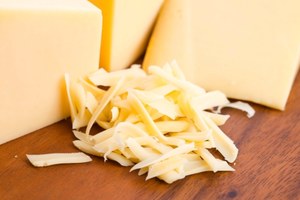 Jedzenie żółtego sera codziennie. Jakie niesie ze sobą ryzyko?