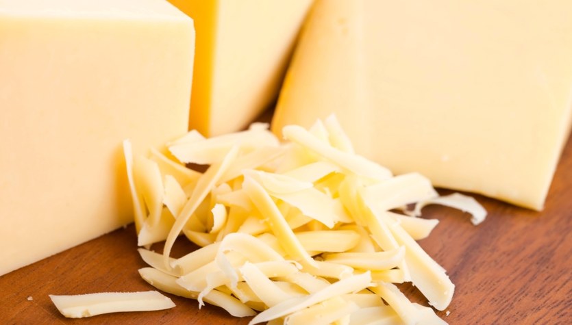 Jedzenie żółtego sera codziennie. Jakie niesie ze sobą ryzyko?