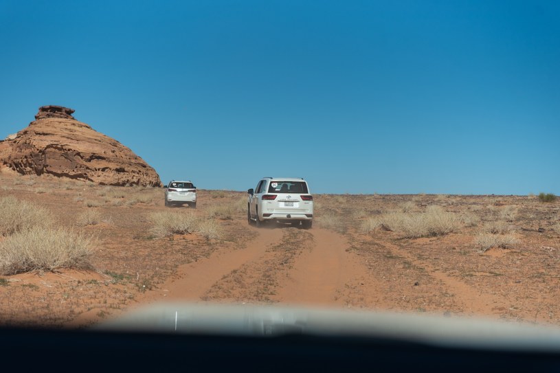 "Jedziecie zbyt wolno" - taki komunikat usłyszeliśmy po kilku kilometrach jazdy pustynią. Nasz kierowca tylko nerwowo przełknął ślinę i musiał jechać dalej. Wiedząc, że pustynia nie wybacza głupich błędów. /Sebastian Kościółek