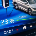 Jedziesz elektrykiem w upał? Zobacz, co naprawdę dzieje się z baterią