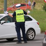 znak STOP Jedziesz o 1 km/h za szybko i mandat. Policjant nawet nie mierzy prędkości