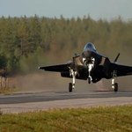 Jedziesz sobie autostradą, a tam ląduje myśliwiec F-35... lub dwa