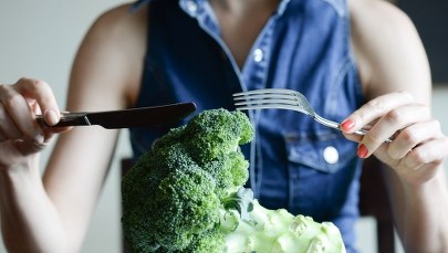 Jedzmy brokuły, przyprawiajmy kurkumą i przepijajmy zieloną herbatą. To dieta przeciw nowotworom