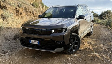 Jeep Compass urósł i dostał najmniejszy silnik w historii. Czy to może działać?