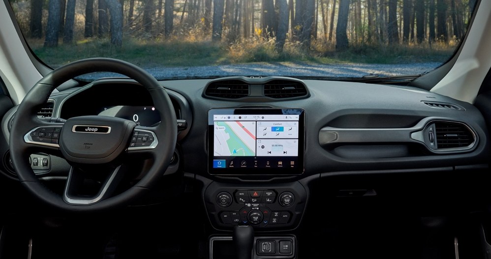 Jeep Renegade 2024 ma nowy system multimedialny, cyfrowe zegary oraz kierownicę /materiały prasowe