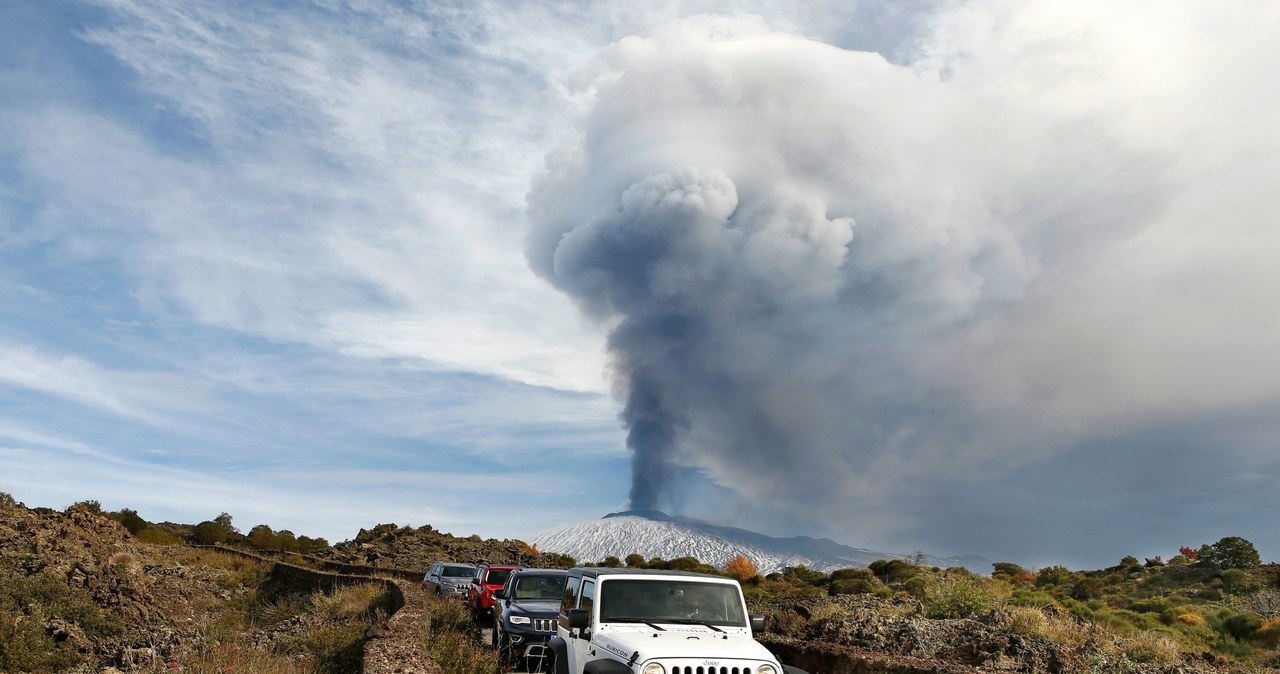 Jeep, w tle Etna, najwyższy w Europie i drugi pod tym względem na świecie czynny wulkan /Informacja prasowa