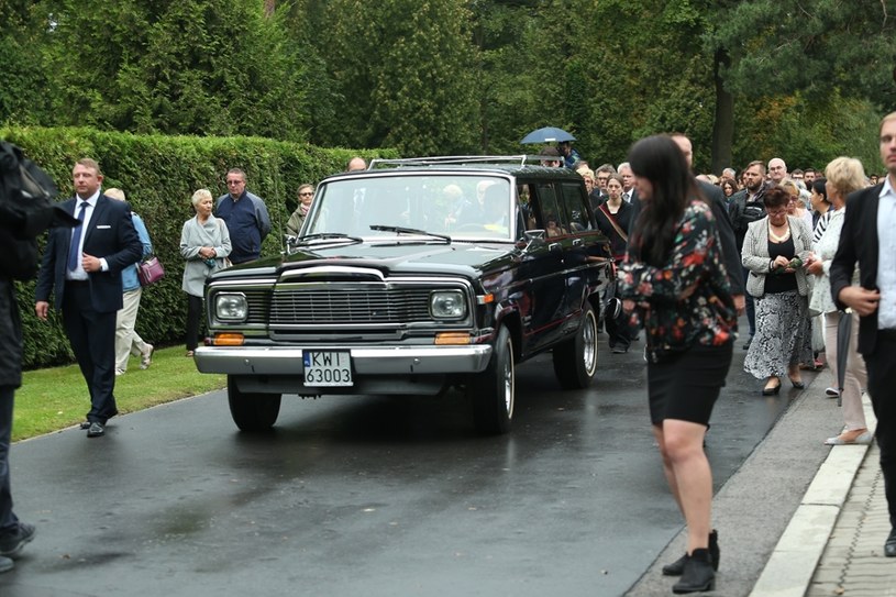 Jeep Wagoneer podczas pogrzebu Grzegorza Miecugowa /VIPHOTO /East News