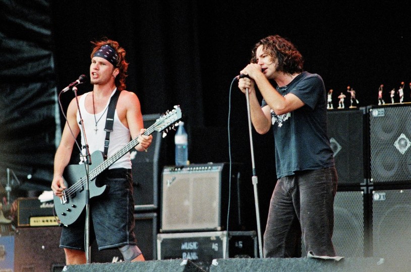 jeff Ament i Eddie Vedder z Pearl Jam na scenie w 1993 roku /Peter Still/Redferns /Getty Images