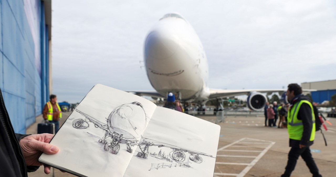Jeff Barlow z działu kreatywnego Boeinga prezentuje swój szkic ostatniego samolotu Boeing 747 podczas ceremonii jego dostawy w Boeing Future of Flight Museum w Everett w stanie Waszyngton, 31 stycznia 2023 r. /Jason Redmond /AFP