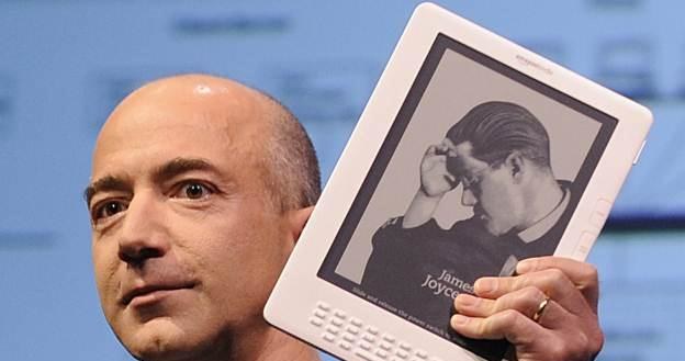 Jeff Bezos, CEO Amazon, pokazuje światu w 2009 roku Kindle DX /AFP