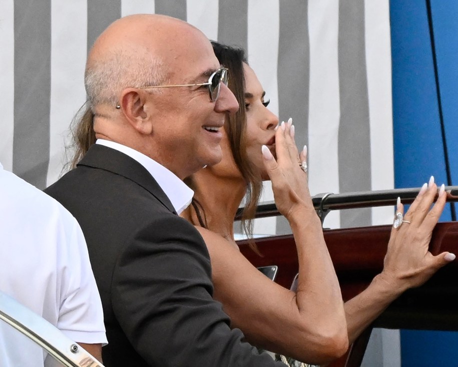 Jeff Bezos i  Lauren Sanchez opuszczający hotel /DANIEL DAL ZENNARO  /PAP/EPA