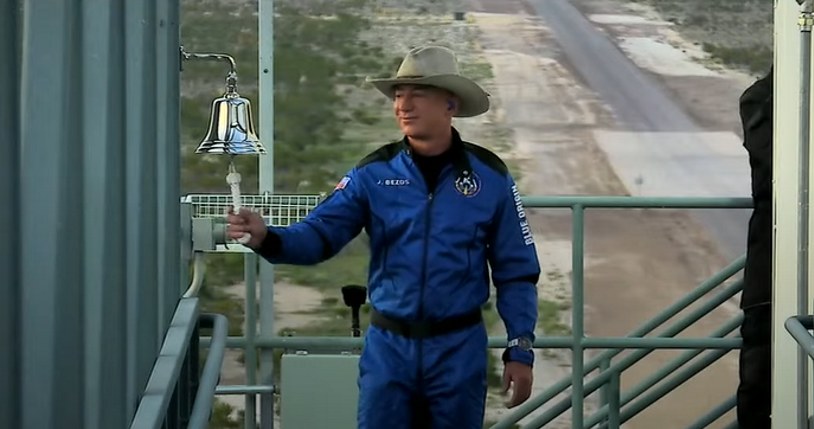 Jeff Bezos pierwszy na moście prowadzącym do rakiety /materiały prasowe