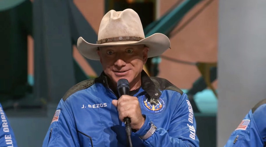 Jeff Bezos podczas konferencji prasowej po podróży w kosmos /PAP/EPA