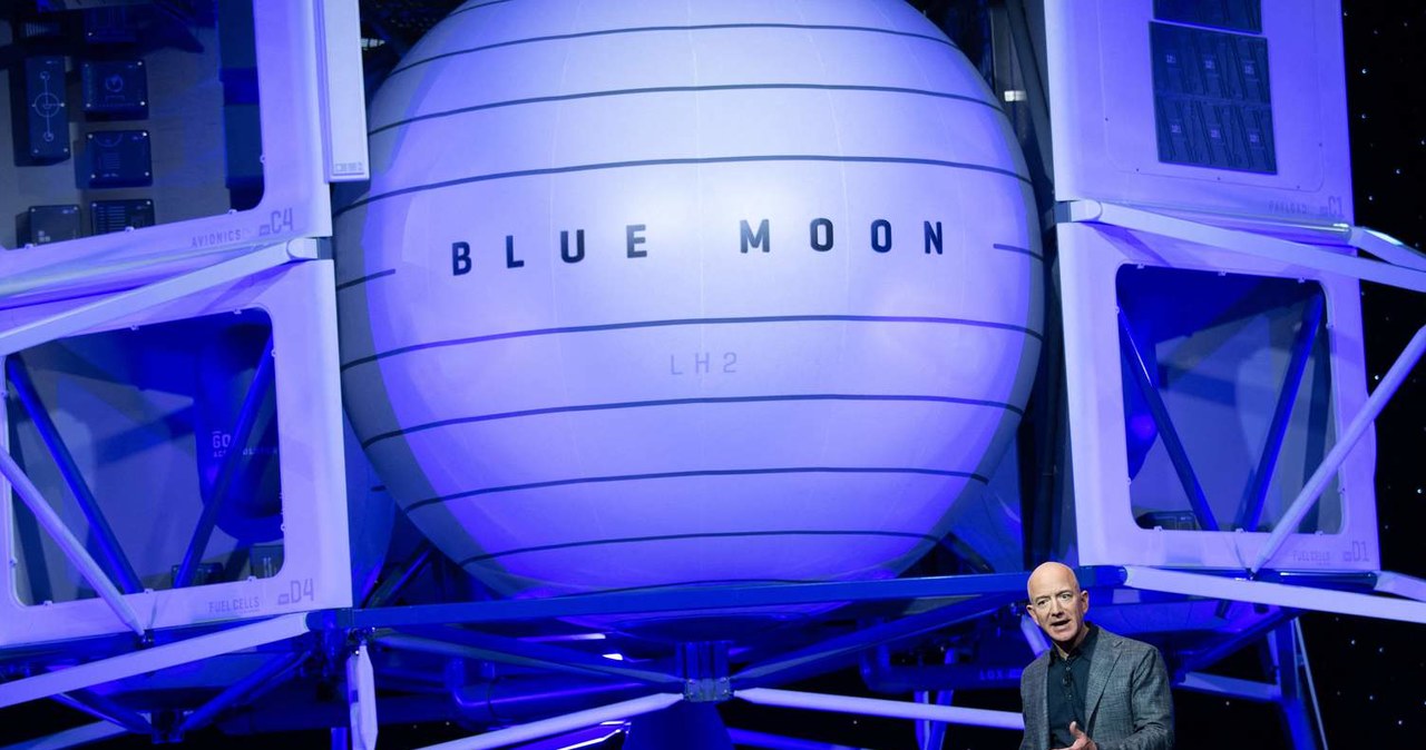 Jeff Bezos przedstawia projekt Blue Mood /AFP