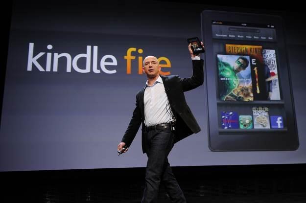 Jeff Bezos, szef Amazona, prezentuje tablet/e-booka Kindle Fire /AFP