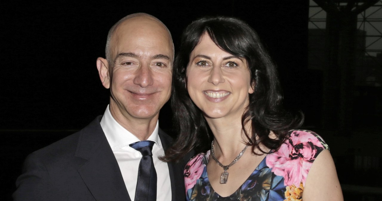 Jeff Bezos z żoną MacKenzie /Bloomberg /Getty Images